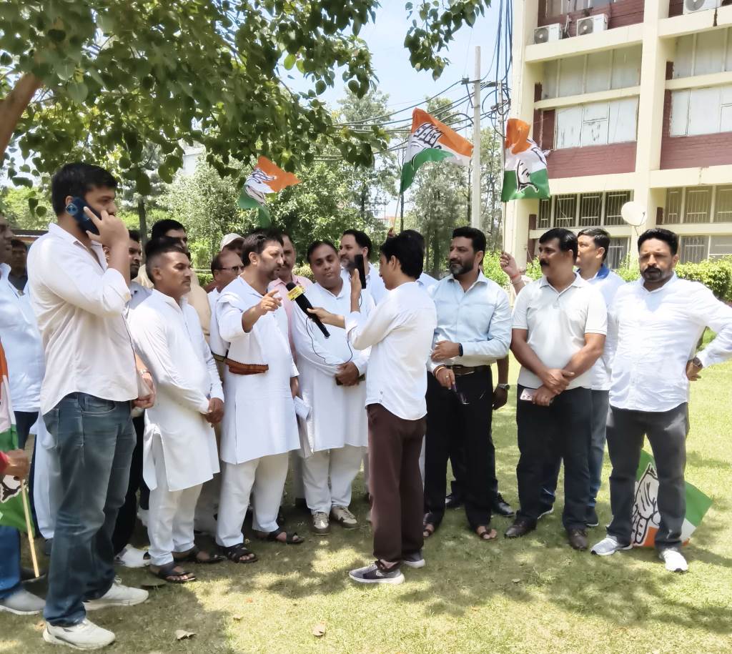 Congress sets out to convey public grievances to the administration